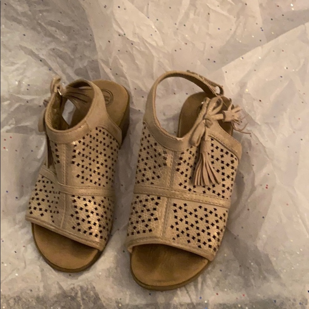 Wander nation girls sandals.